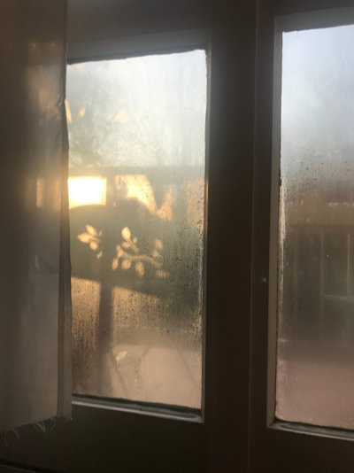 Fenêtre avec condensation sur les vitres