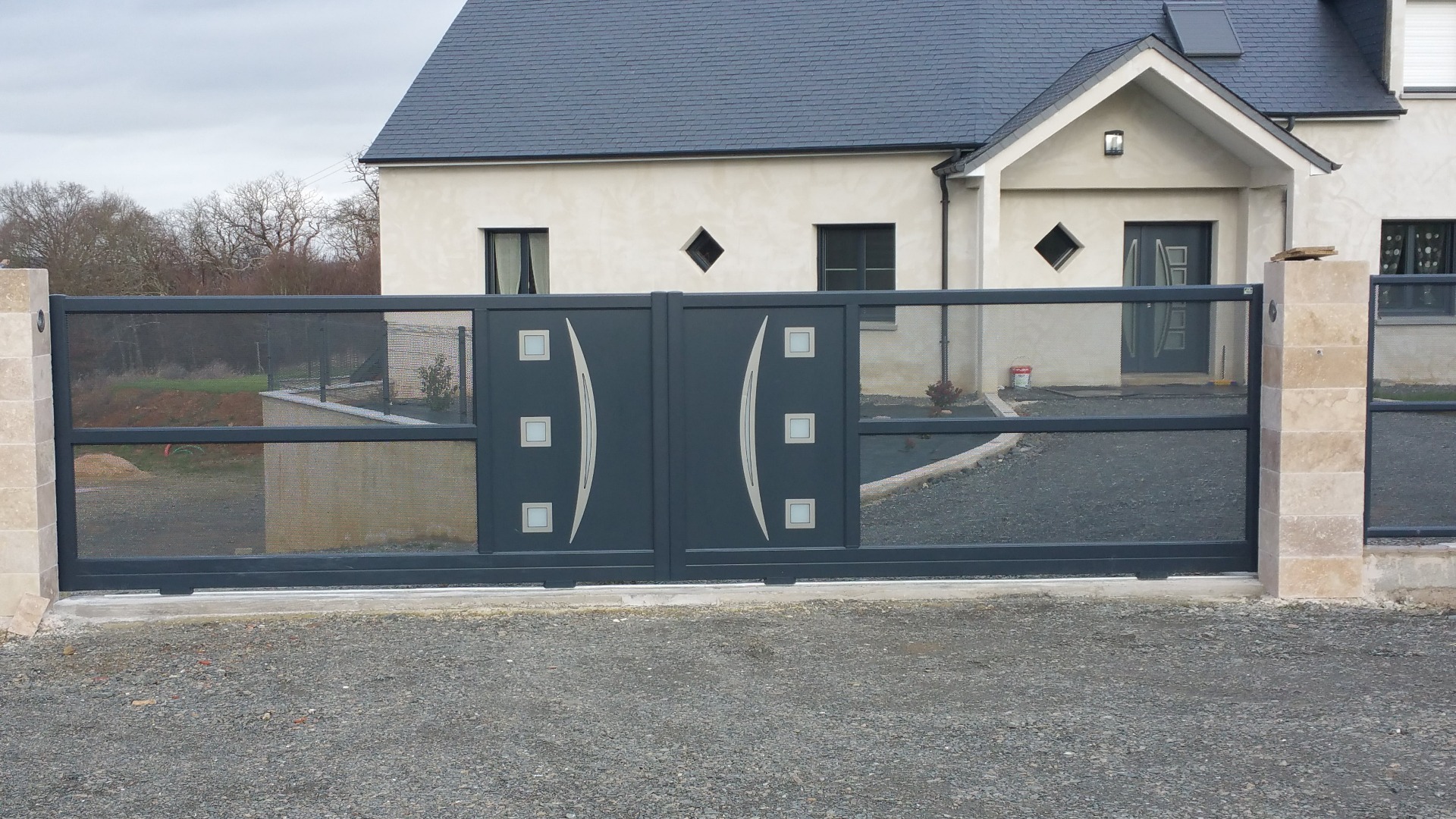 portail coulissant 2m50 ajour&eacute; anthracite le roi de la fenetre