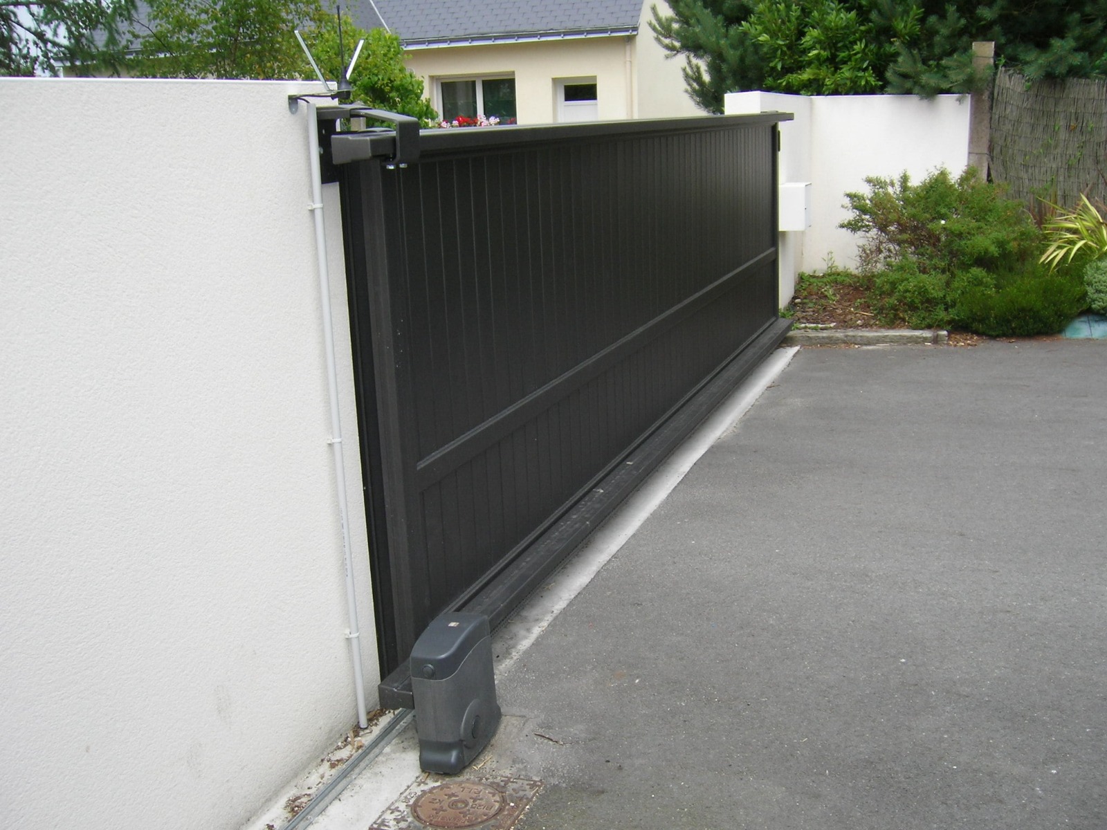 moteur de portail coulissant anthracite le roi de la fenetre