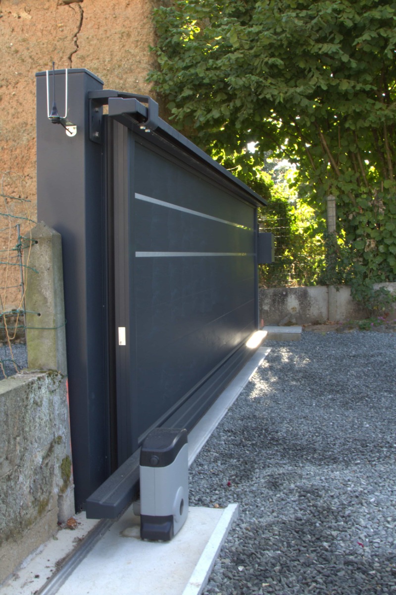 portail coulissant sur rail anthracite le roi de la fenetre