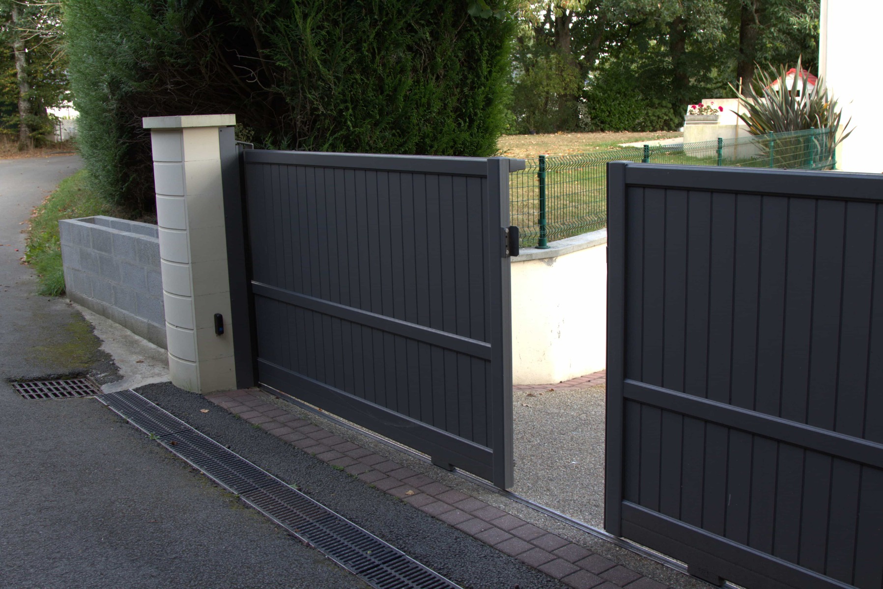 portail coulissant 2 vantaux gris anthracite le roi de la fenetre