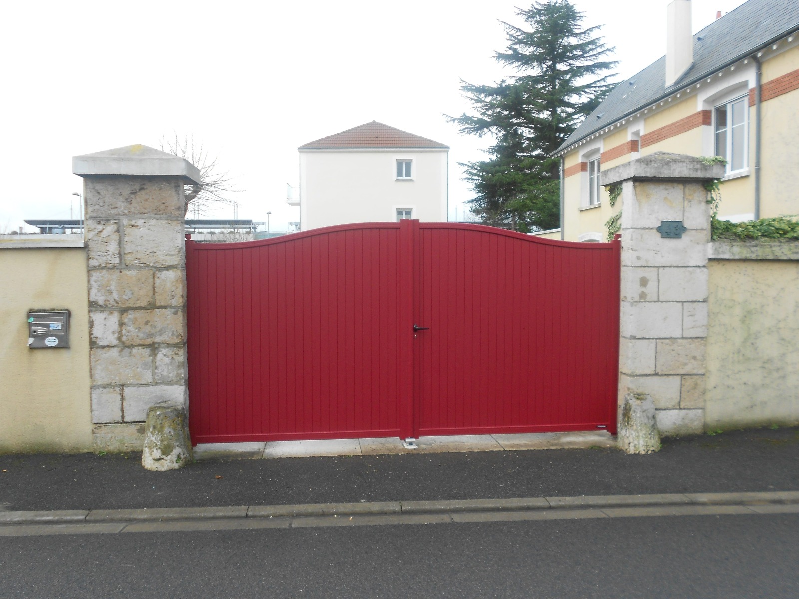 portail battant aluminium rouge