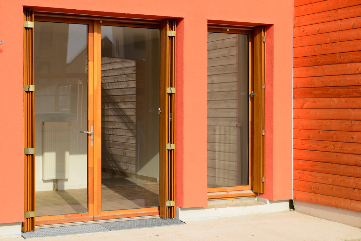 persiennes en bois rouge sur mesure le roi de la fenetre