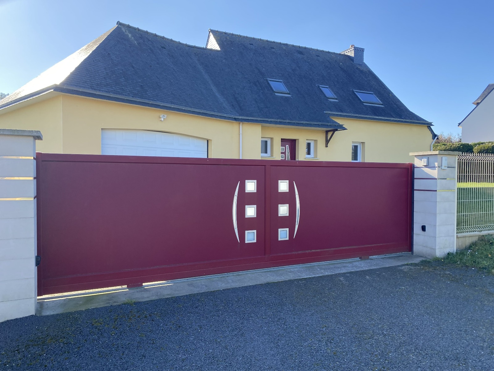 Portail aluminium coulissant sur mesure rouge