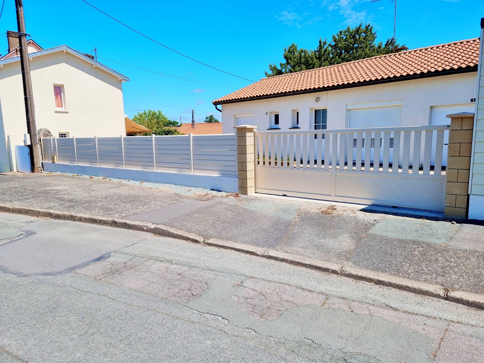 portail battant pvc a lames verticales blanc sur mesure
