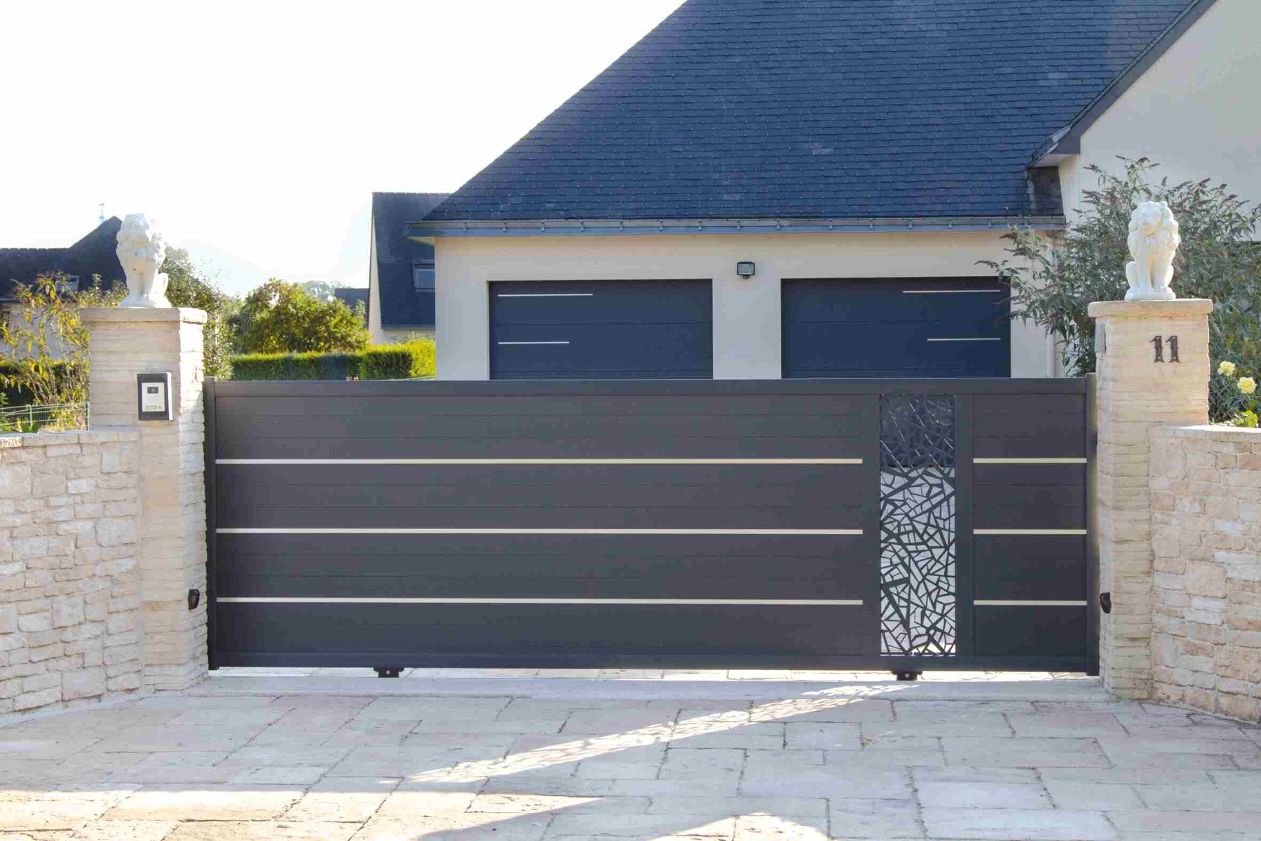 Portail aluminium anthracite sur mesure le roi de la fenetre