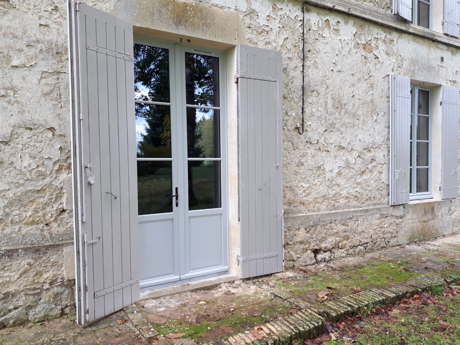 porte fenêtre bois 2 vantaux avec soubassement blanc