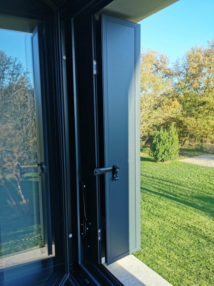 persienne en aluminium anthracite sur mesure le roi de la fenetre