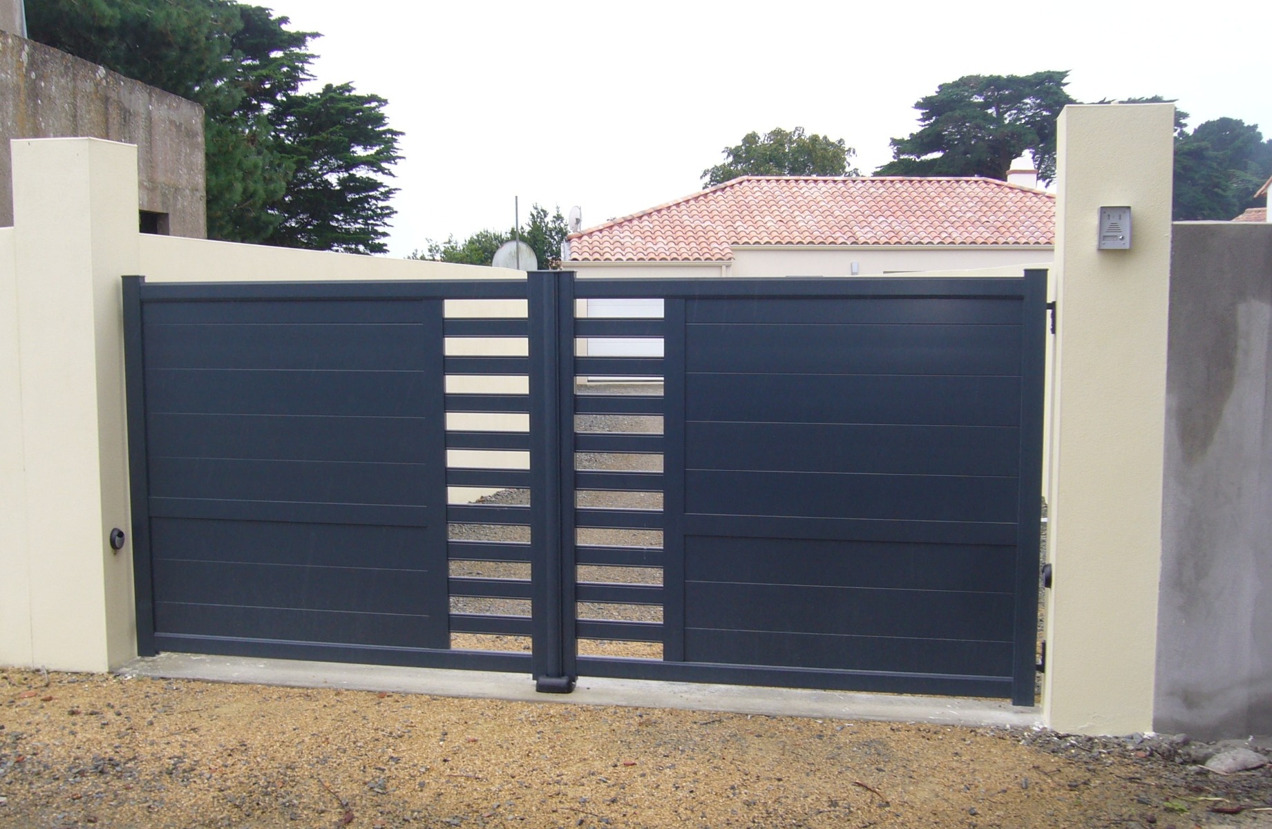 portail battant aluminium anthracite sur mesure le roi de la fenetre