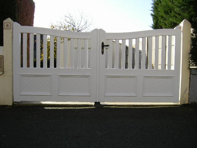 portail battant pvc semi ajouré blanc