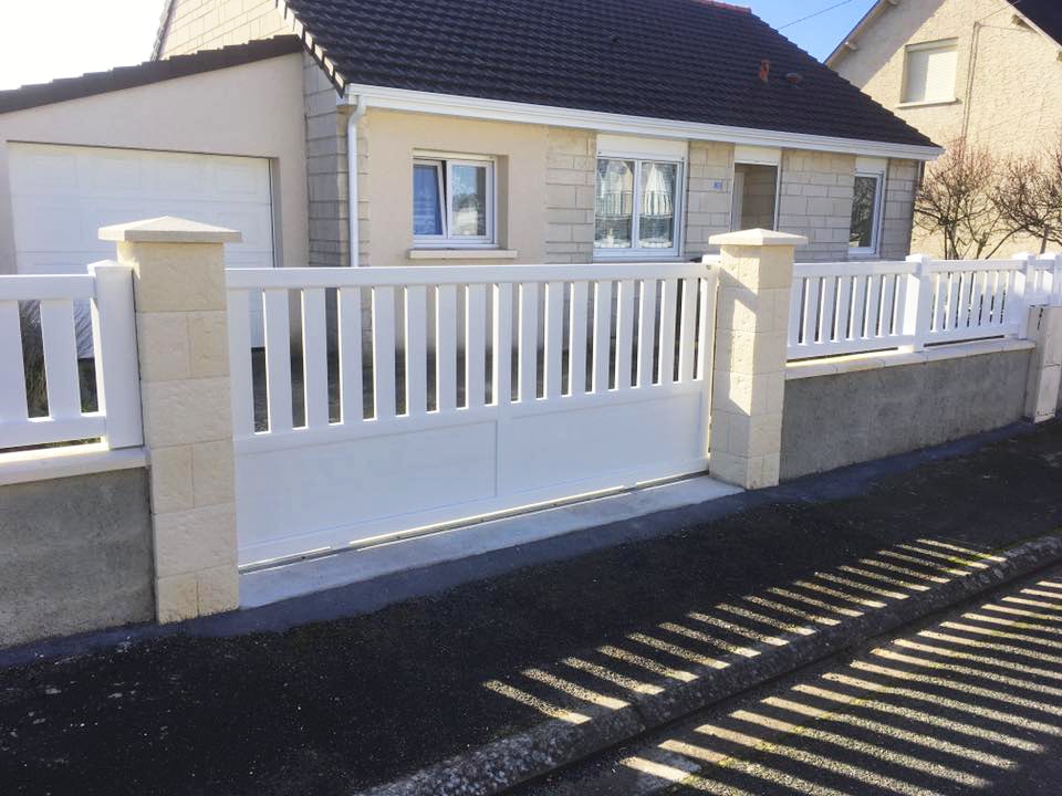portail coulissant pvc blanc sur mesure