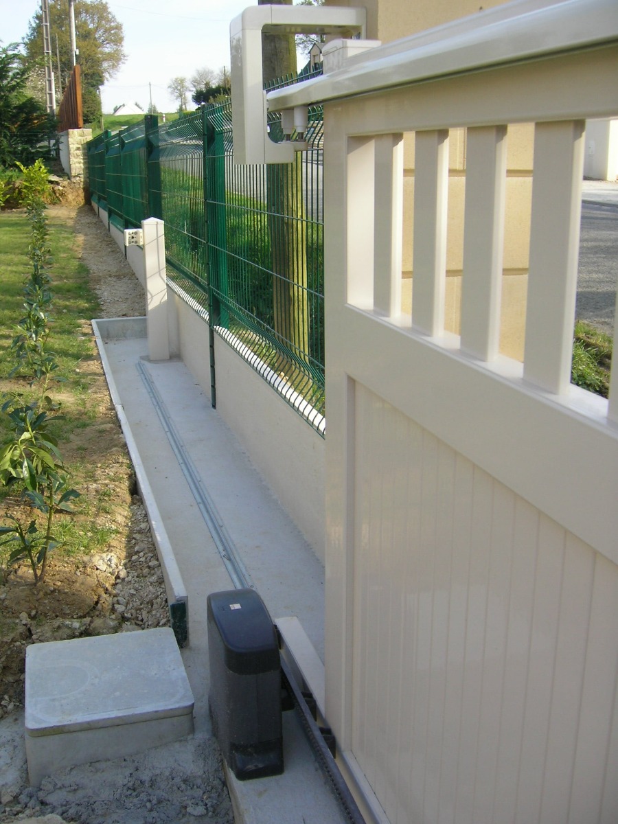 portail coulissant pvc motorisé blanc