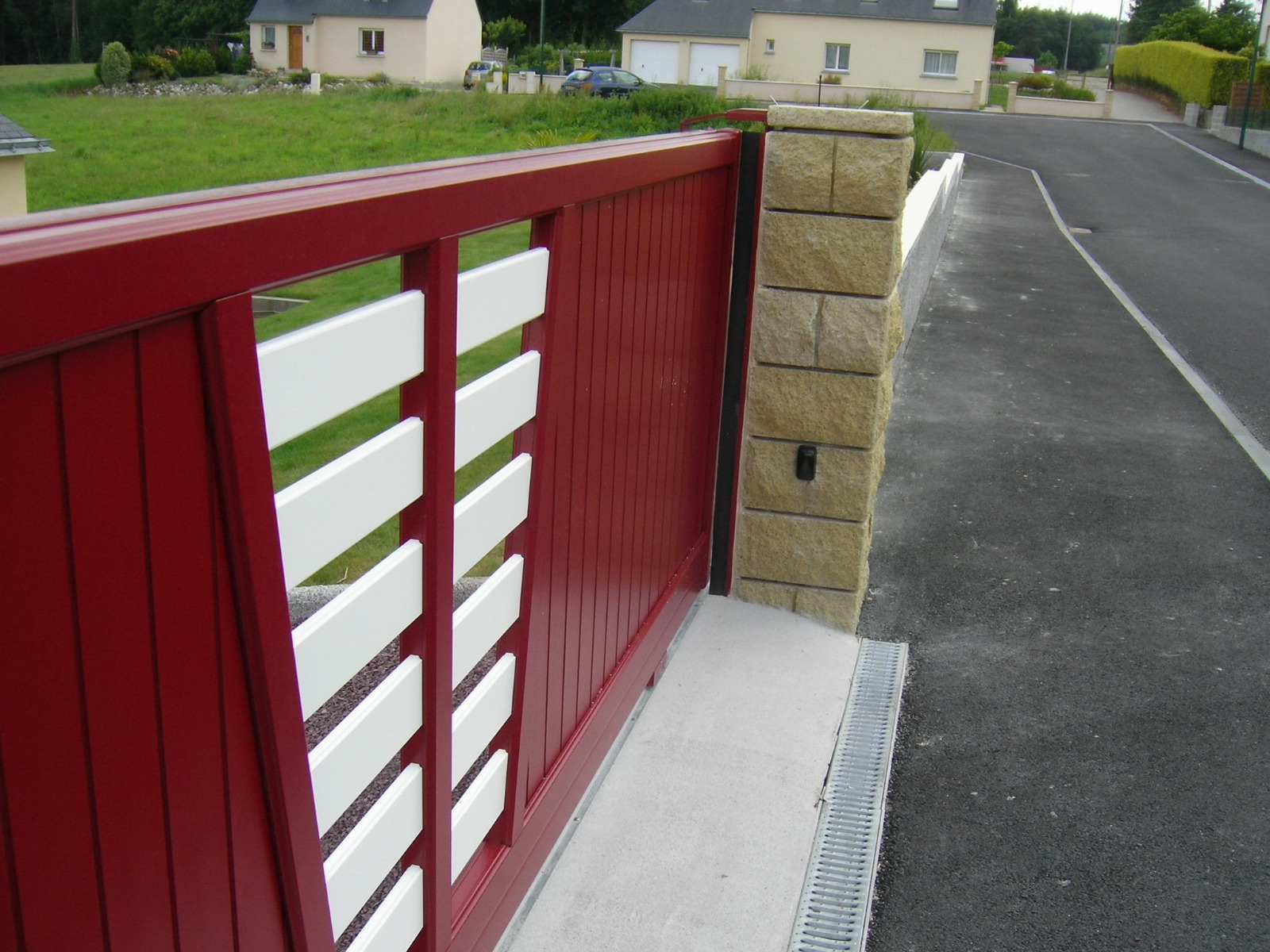 portail coulissant pvc sur mesure rouge