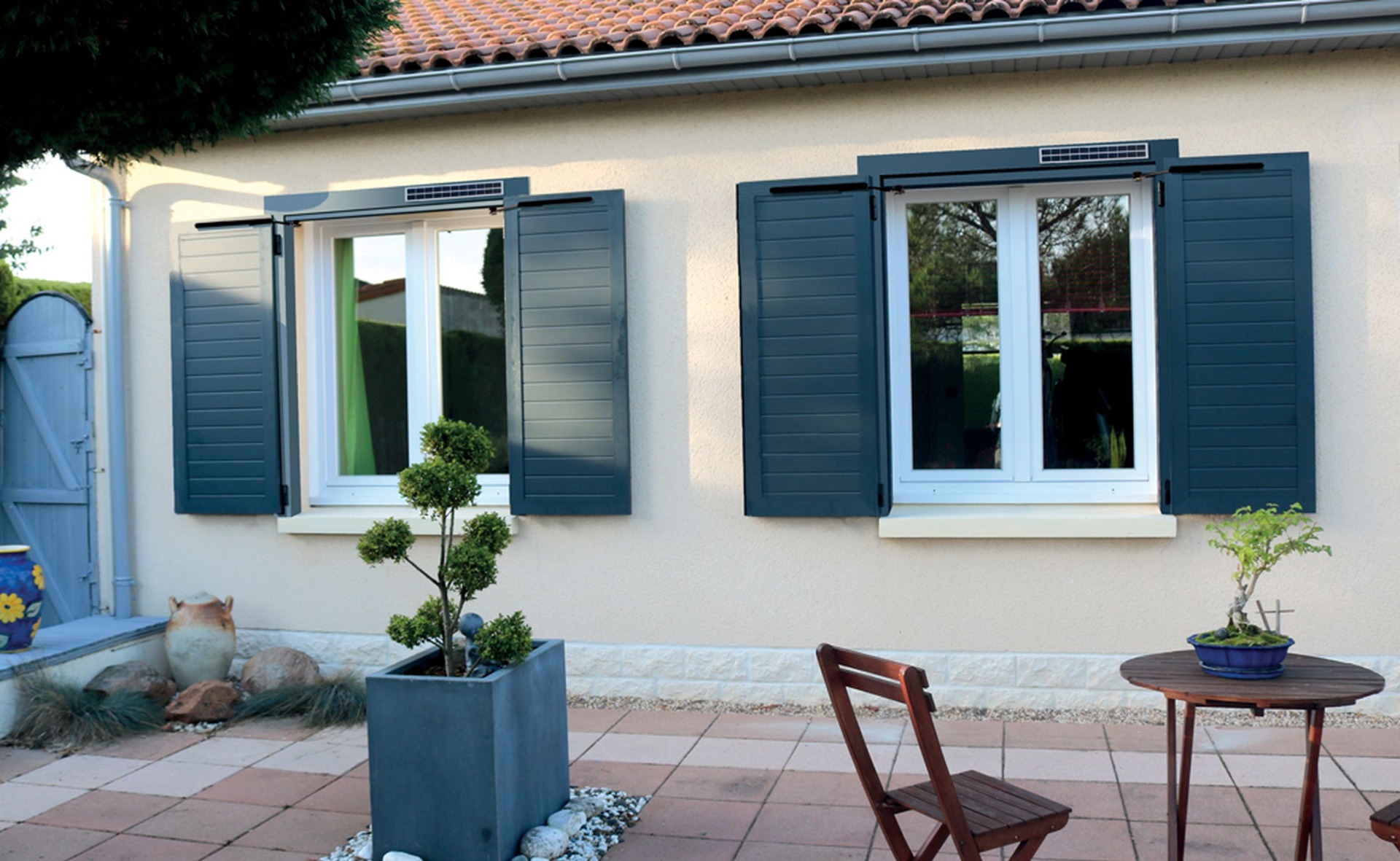 volet battant pvc bleu marine le roi de la fenetre