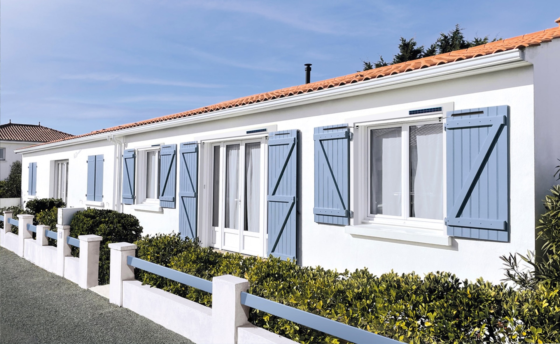 volet battant aluminium sur mesure bleu le roi de la fenetre